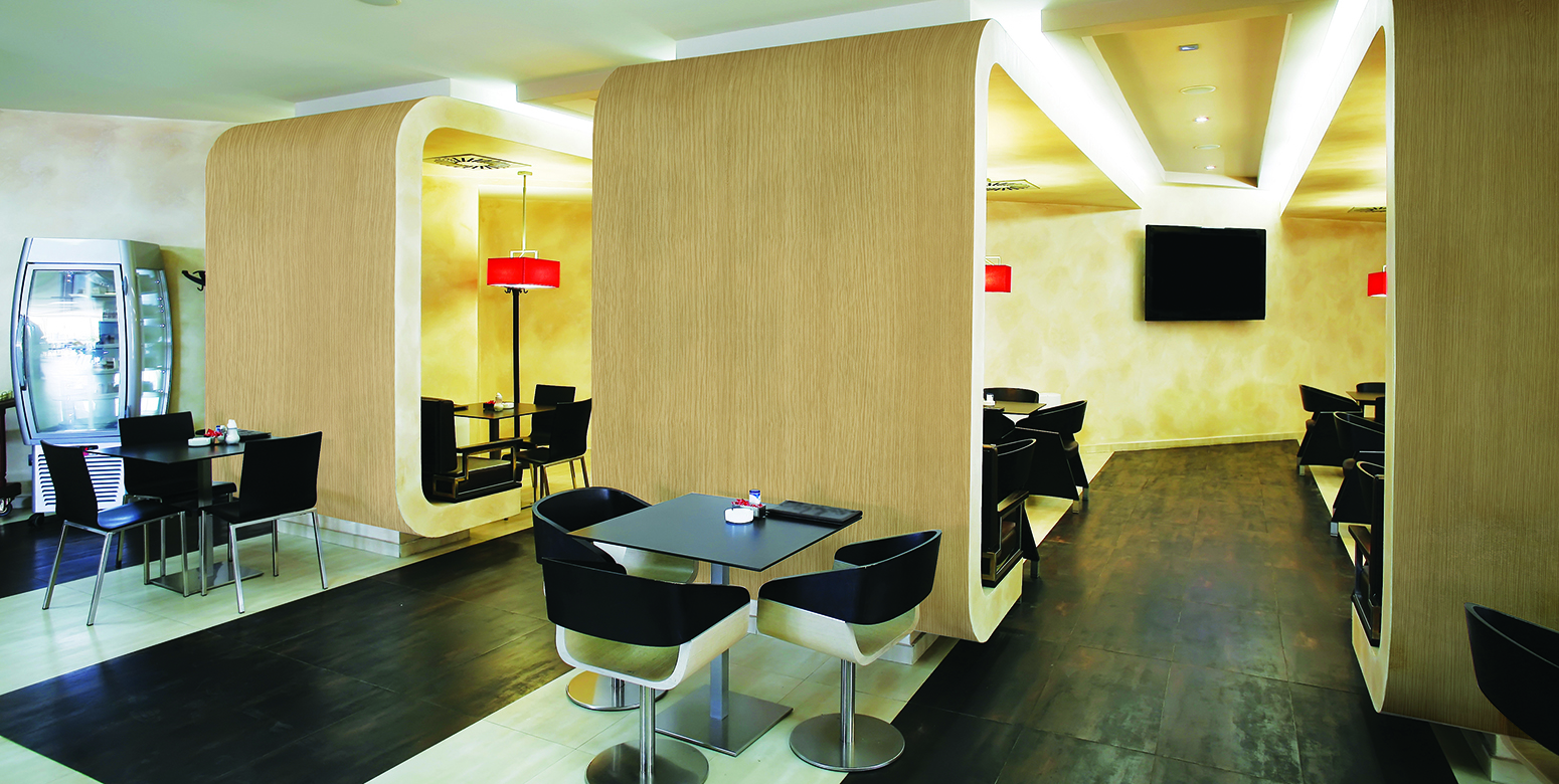 Crea espacios cálidos con texturas tipo madera que generen confort